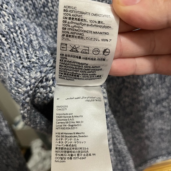 H&M oversized V neck knit sweater size sm/md - Picture 5 of 7